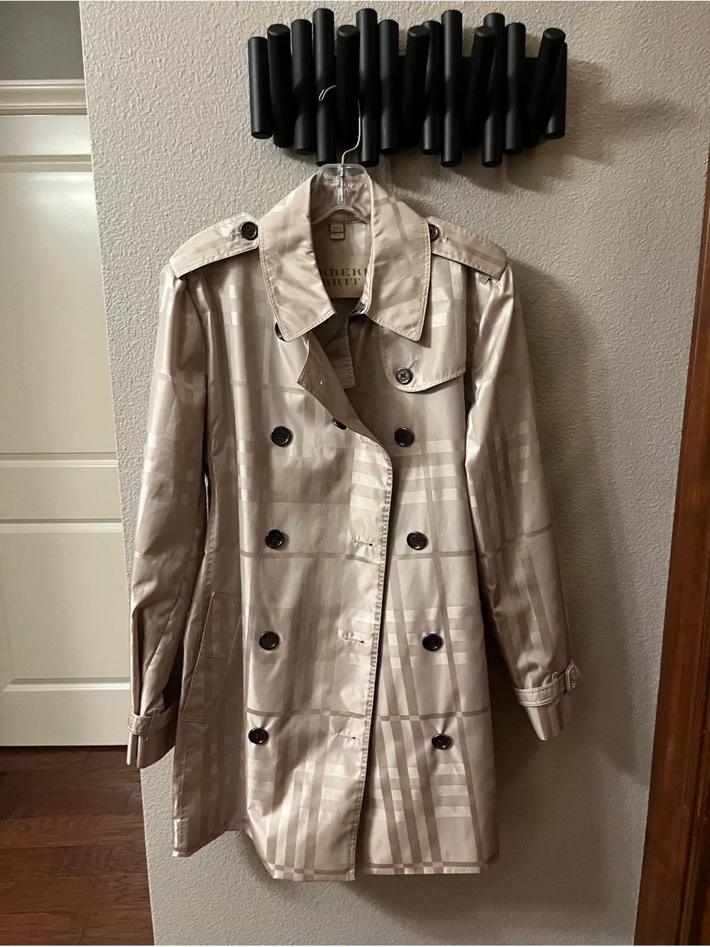 Burberry Women’s Light Beige Plaid Trench Coat - Picture 6 of 8